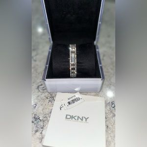 DKNY NY3715 Women’s watch needs battery